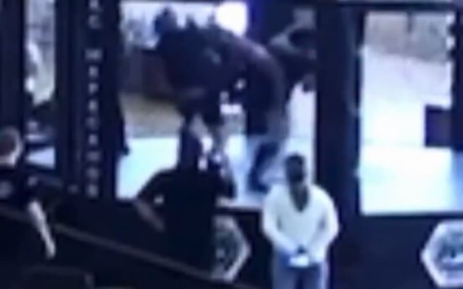Lutador de 16 anos morre após receber chute giratório na cabeça; vídeo