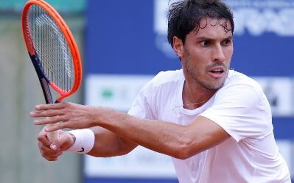 Eduardo Ribeiro para na semi em Medellin. Orlando Luz decide título nas duplas