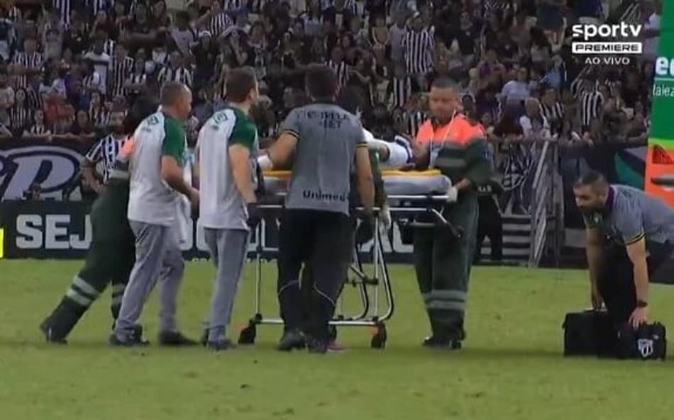 Meia da Chapecoense desaba após choque e é retirado de campo de ambulância