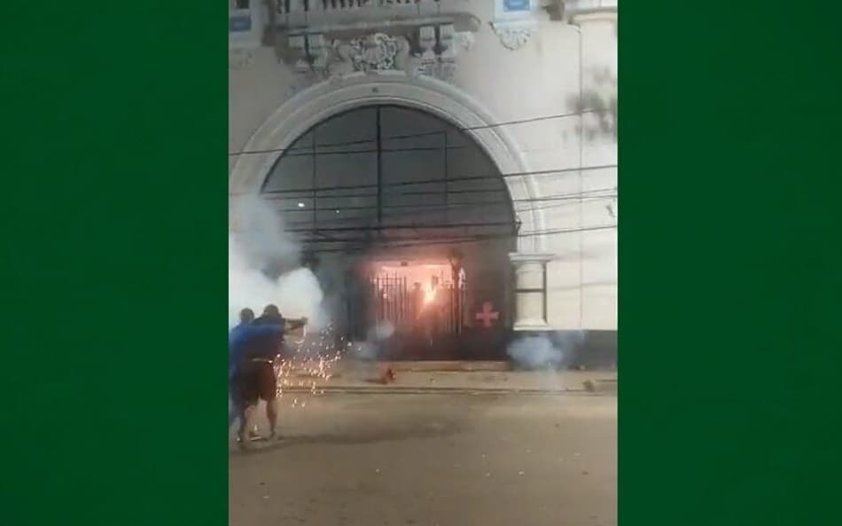 VÍDEO: Torcedores do Vasco vandalizam São Januário após a goleada sofrida para o Flamengo