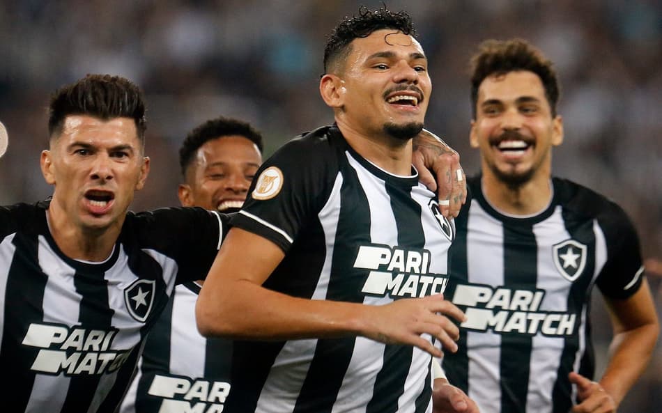 Com dois gols de Tiquinho Soares, Botafogo vence o Fortaleza e segue na liderança do Brasileirão