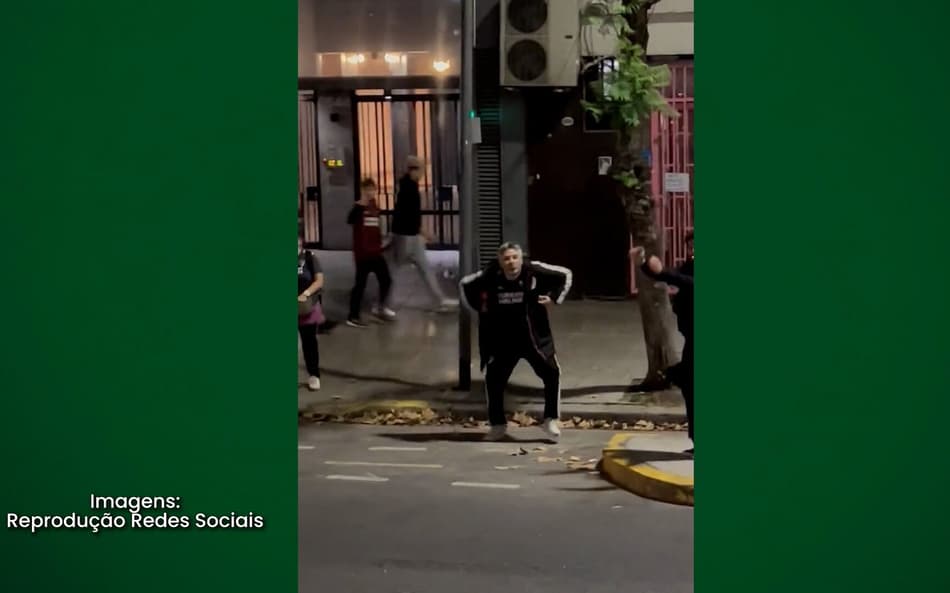 Racismo em Buenos Aires: torcedores do River Plate imitam macaco na chegada de ônibus do Fluminense