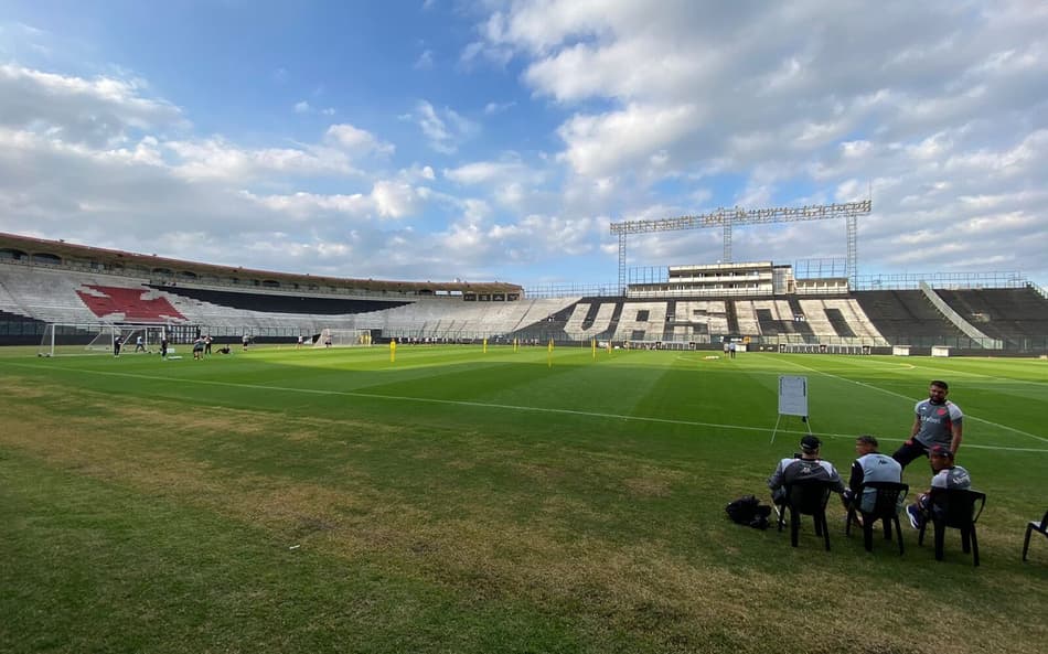 Vasco faz treino aberto à imprensa; confira os bastidores
