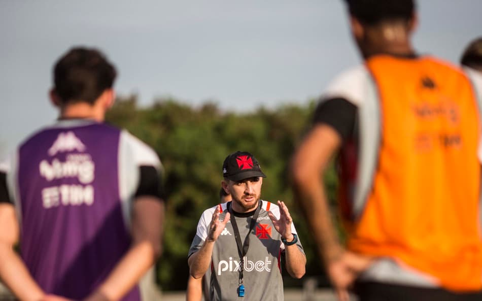 William Batista, técnico interino do Vasco, garante máxima entrega da equipe contra o Cuiabá: ‘Não desistir da jogada’