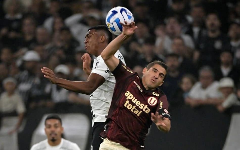 Universitario se apega a desempenho em casa para eliminar Corinthians