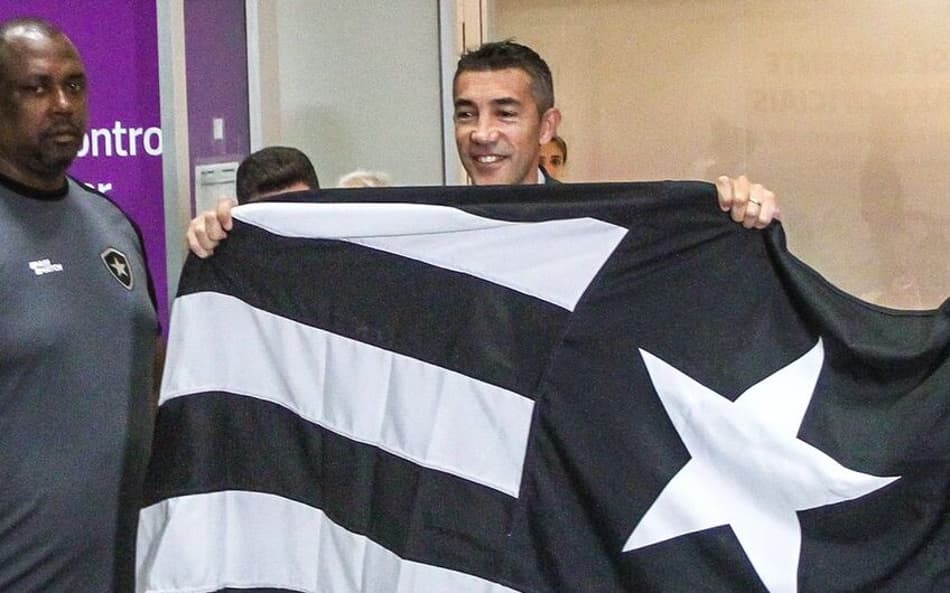 Recepcionado por grupo de torcedores do Botafogo, Bruno Lage desembarca no Rio de Janeiro