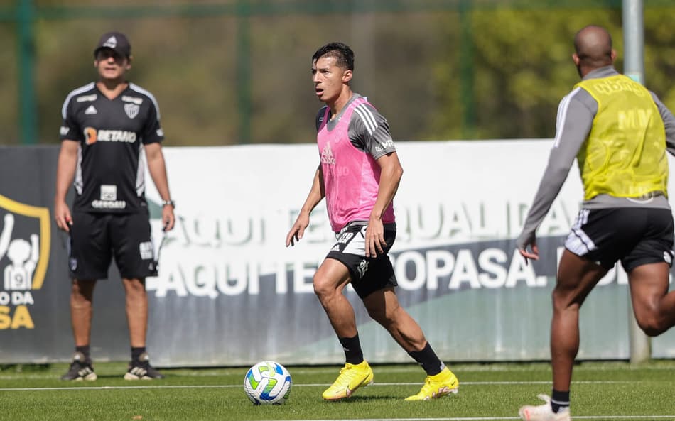 De volta ao Atlético-MG, Alan Franco treina com bola e fica próximo da reestreia