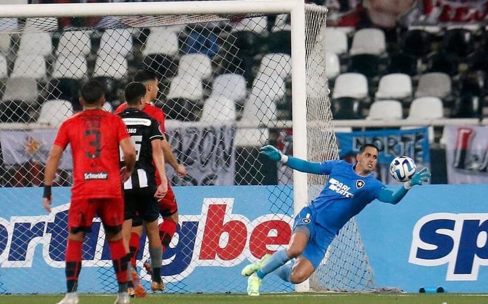 VÍDEO: Gatito celebra retorno aos gramados após oito meses e comemora classificação do Botafogo