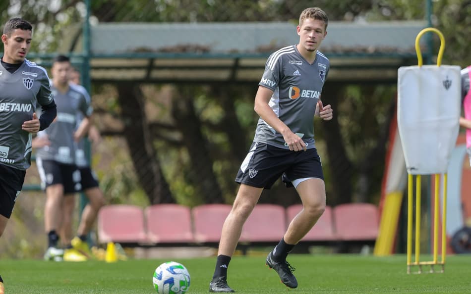 Liberado pelo DM, zagueiro do Atlético-MG não viaja para enfrentar o Grêmio; entenda o motivo