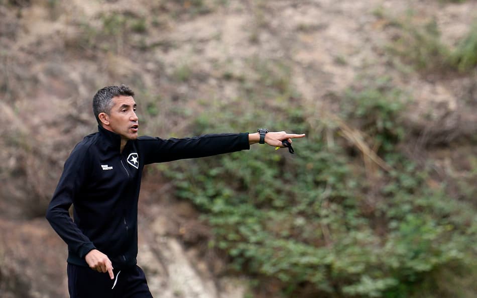 Impasse com Gustavo Sauer, possível desfalque contra o Santos… saiba como foi o dia do Botafogo