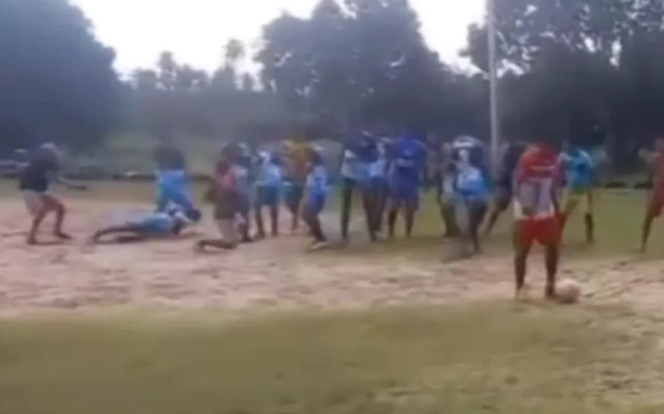 Criminoso mata homem a tiros e deixa outro baleado durante jogo de futebol, no Grande Recife