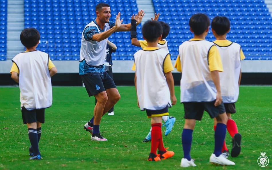 VÍDEO: Cristiano Ronaldo joga com crianças em estádio no Japão e viraliza; confira!