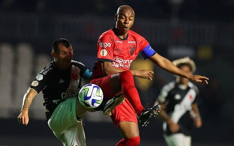 Vasco perde para o Athletico-PR e chega à quinta derrota consecutiva em São Januário; veja o resultado