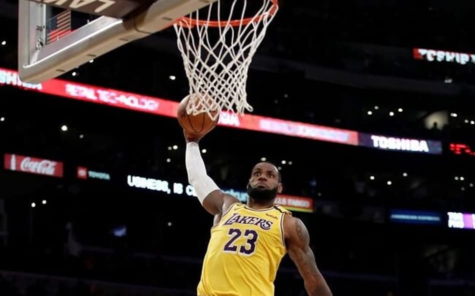Por Bill Russell, LeBron James muda o número da camisa