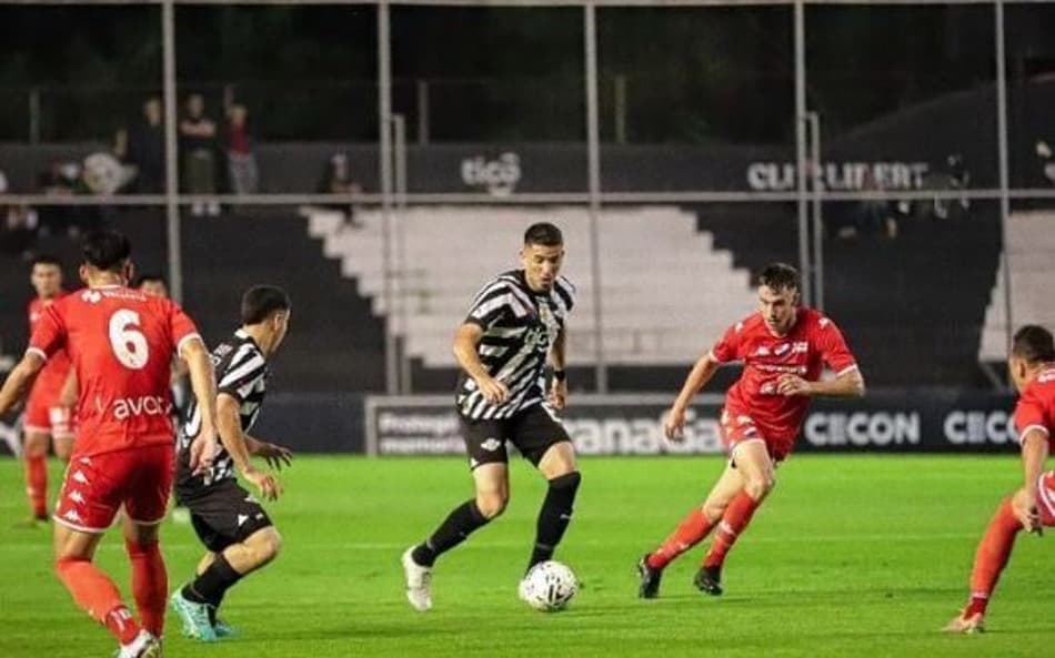 Paraguaio: Libertad é o único vencedor na abertura do torneio