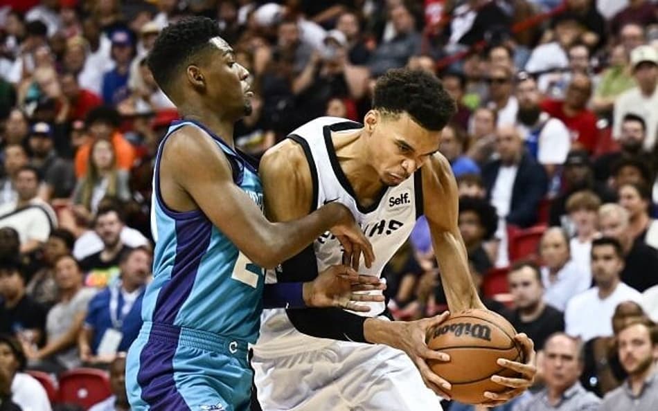 Victor Wembanyama estreia em vitória do Spurs sobre o Hornets