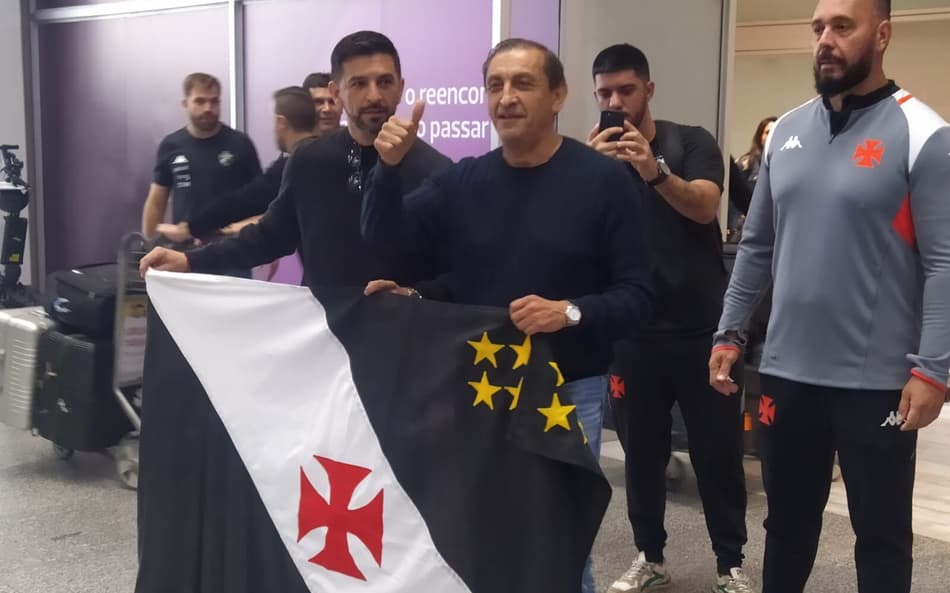 VÍDEO: Novo técnico do Vasco, Ramon Díaz chega ao Rio e recebe pedido por contratações: ‘Traz o Lanzini’