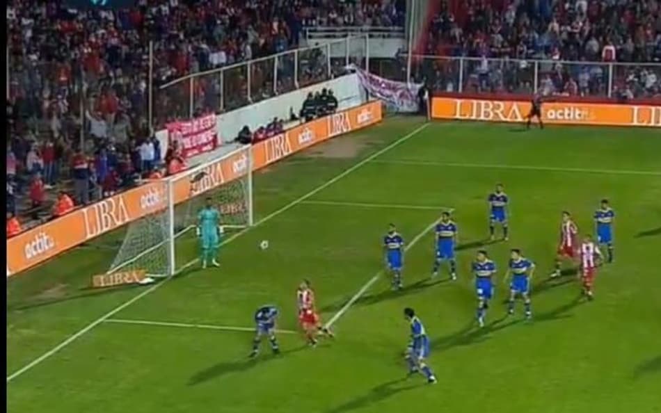 Zagueiro ‘buga’ em jogo do Boca Juniors; assista