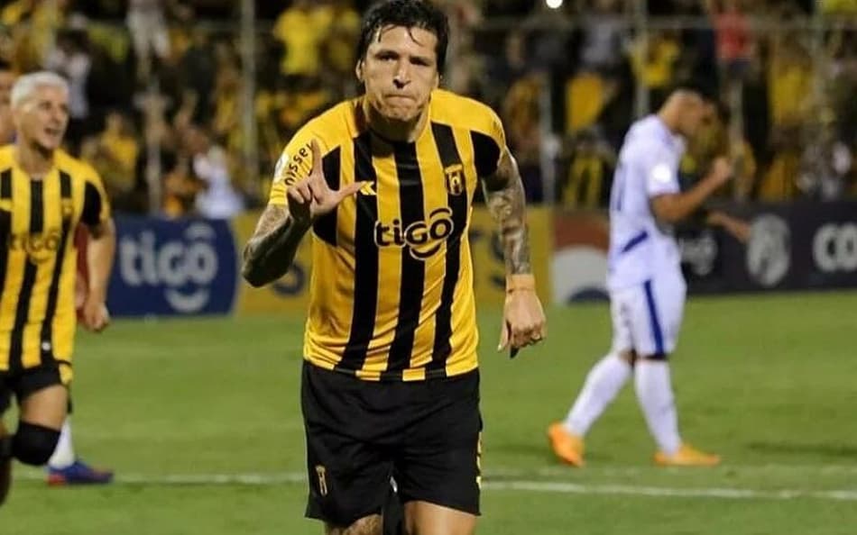De olho no Botafogo, Guaraní define futuro do seu artilheiro