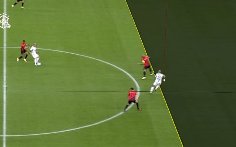 Chefe de arbitragem da CBF analisa lance de Gabigol, do Flamengo, contra o Athletico e explica linha de impedimento do VAR; veja