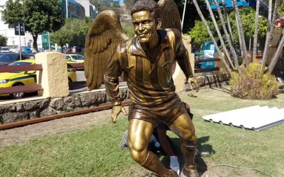 Homenagem para Garrincha é exposta: saiba jogadores brasileiros que já viraram estátua