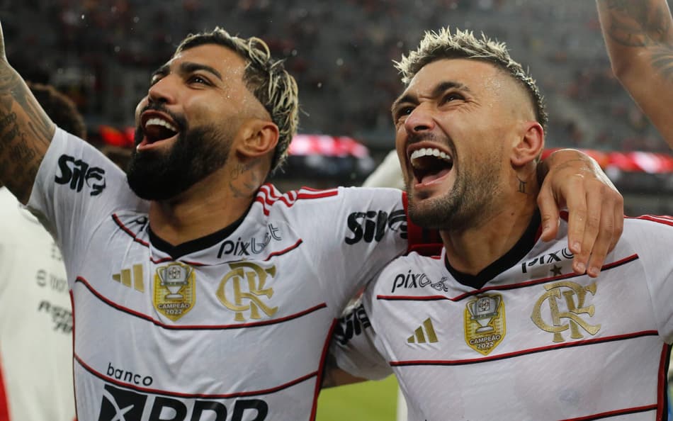 Bastidores: Sampaoli e jogadores do Flamengo comemoram vitória e classificação na Copa do Brasil