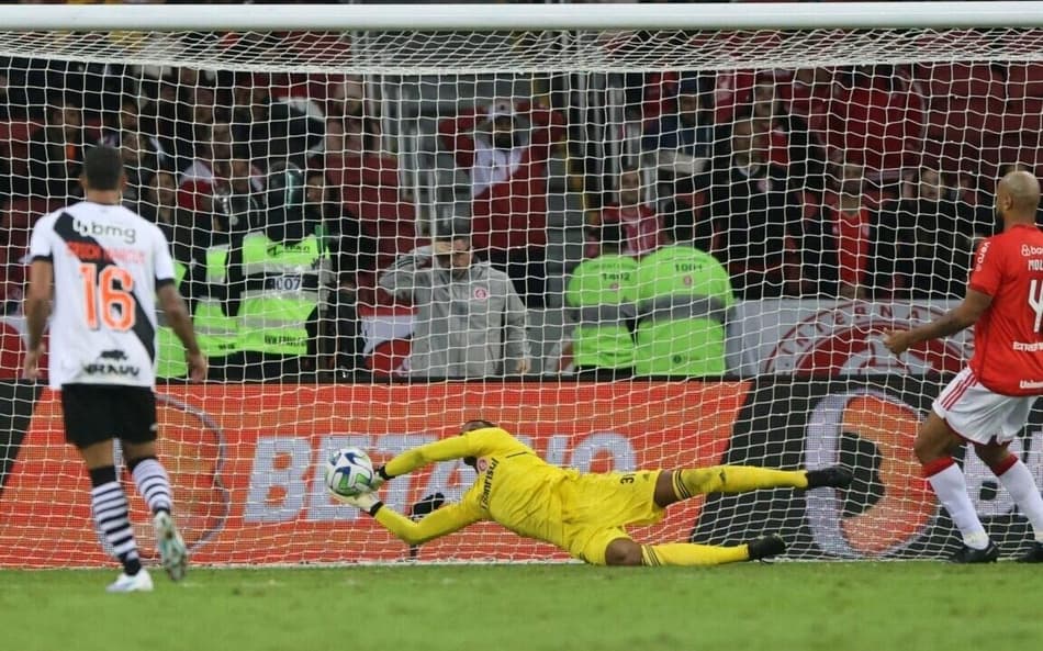 Precisa de goleiro? John está invicto na meta do Internacional