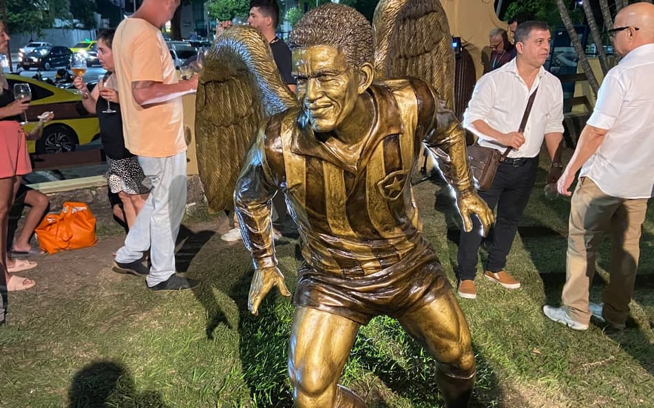 Botafogo inaugura estátua de Garrincha e apresenta projeto do museu