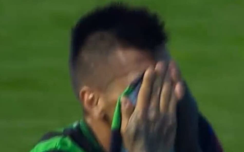 Na Copa Argentina, jogador marca gol contra de maneira bizarra