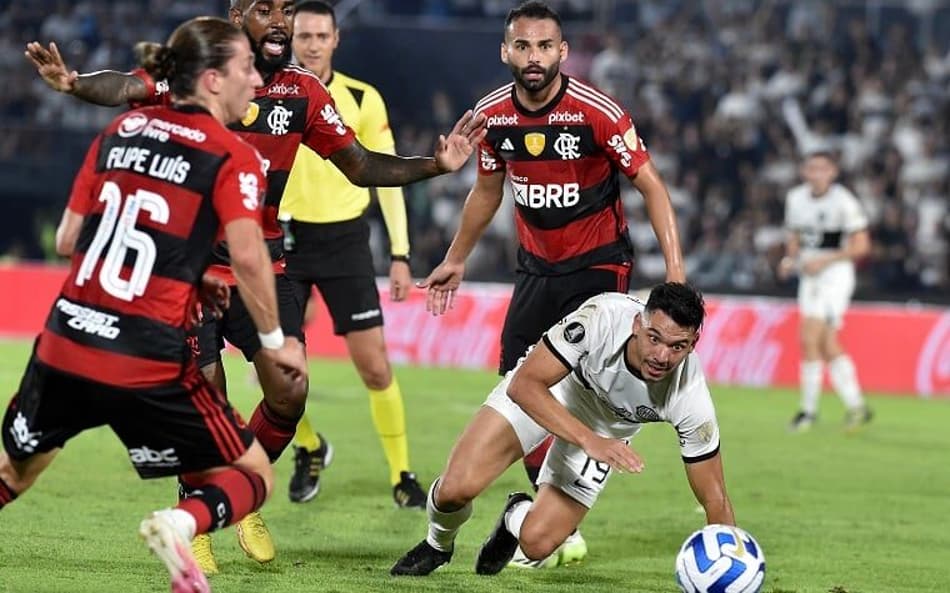 Lado esquerdo do Flamengo coleciona falhas e facilita classificação do Olimpia na Libertadores; entenda