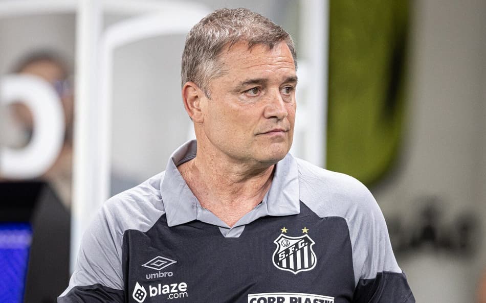 Aguirre lamenta chances desperdiçadas pelo Santos, mas vê melhora no desempenho