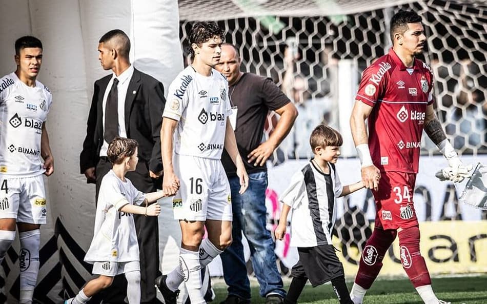 Fazendo jus ao Z na braçadeira! João Paulo puxou a fila para reunião com o elenco antes da vitória do Santos sobre o Grêmio