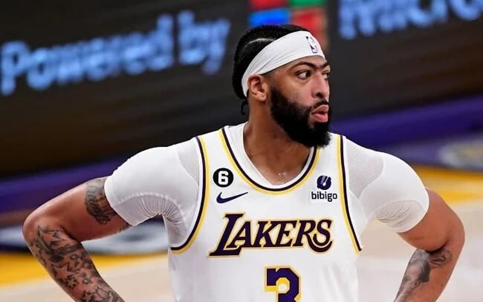 “Contrato de Anthony Davis com o Lakers é um absurdo”, afirma jornalista