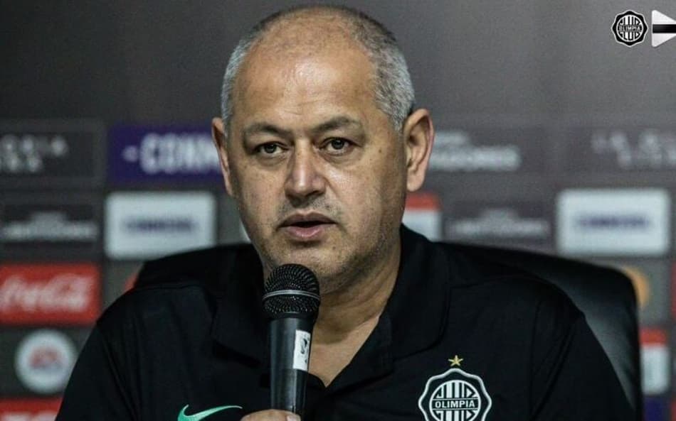 Vitória contra o Flamengo dá a Arce feito inédito na carreira