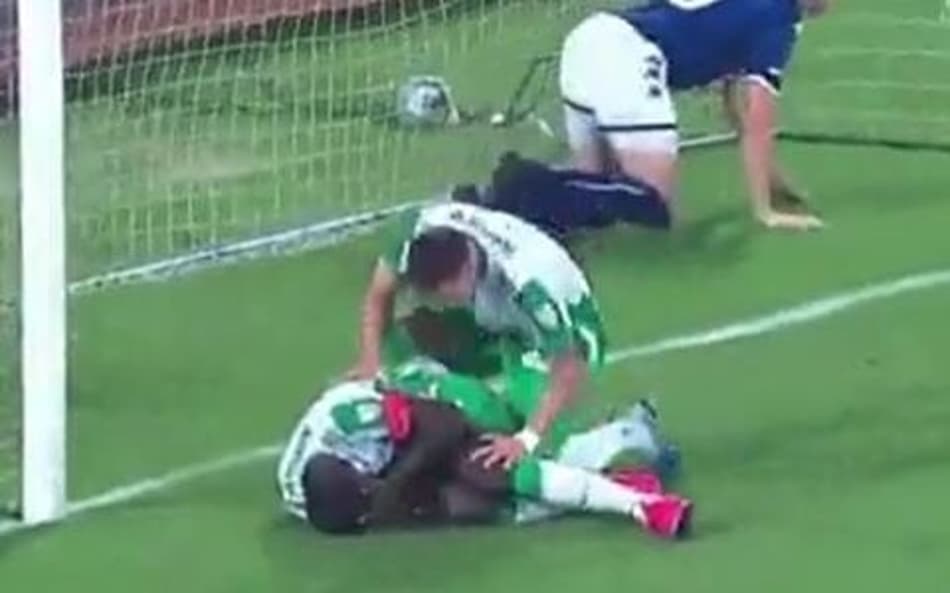 Jogador se machuca ao marcar gol na Libertadores; assista