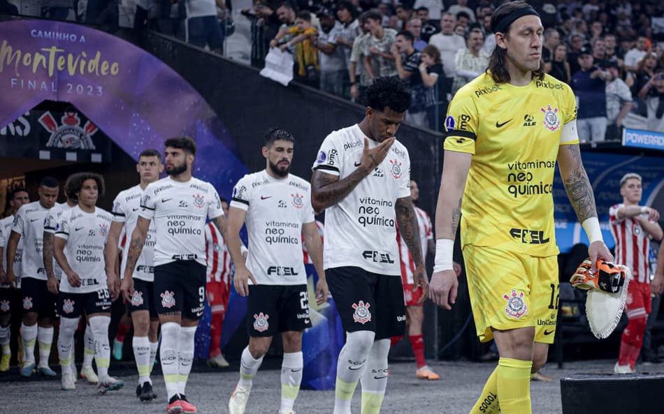 Cássio dedica vitória do Corinthians na Sul-Americana às vítimas do acidente com ônibus de torcedores