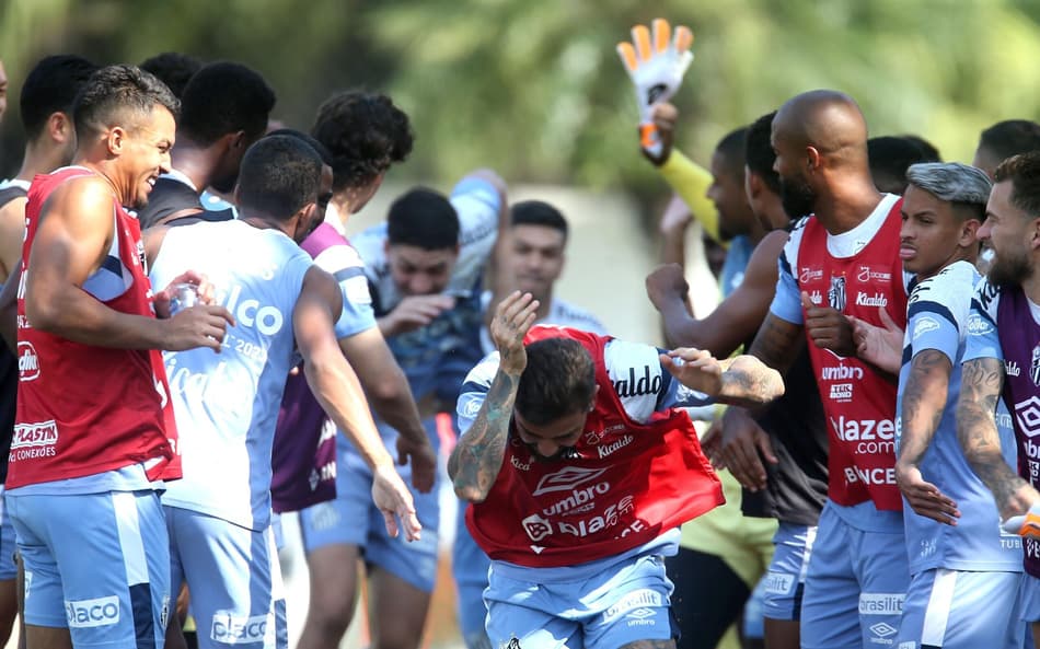 Altinha, sorrisos e corredor polonês: clima no Santos vai ‘do inferno ao céu’ após vitória