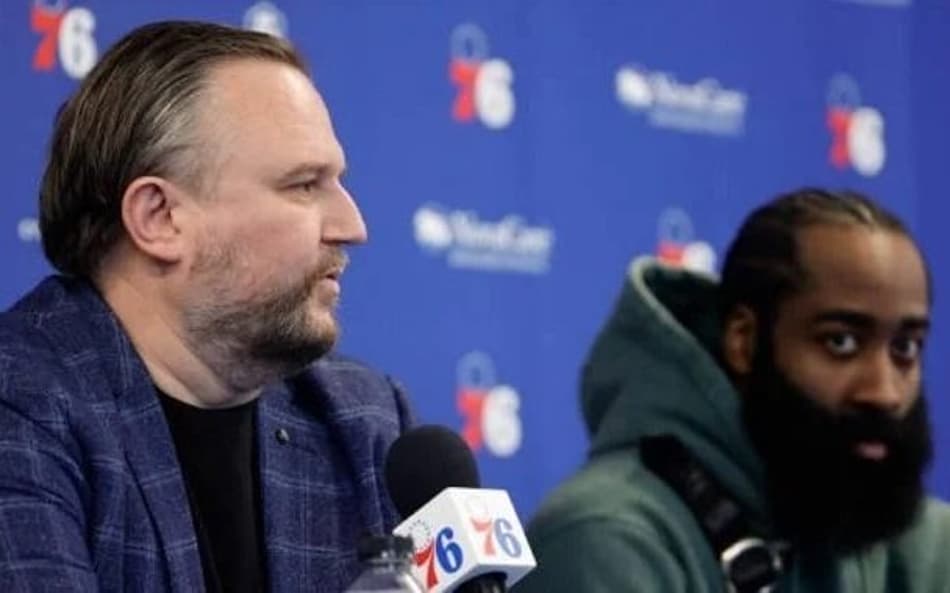 Sem troca, James Harden dispara contra GM do 76ers: “É um mentiroso”