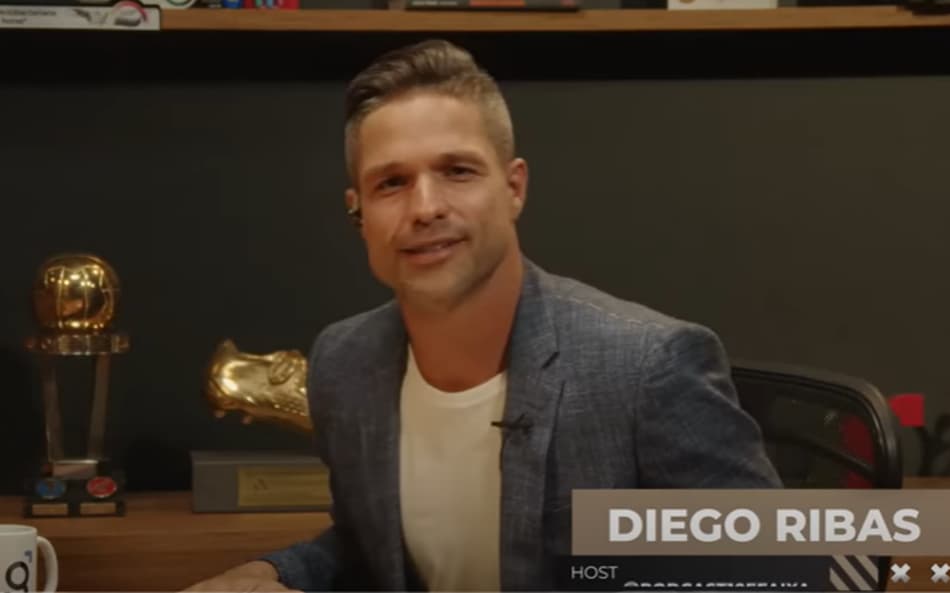 Diego Ribas é surpreendido e apresenta episódio especial do podcast '10&Faixa', no Youtube