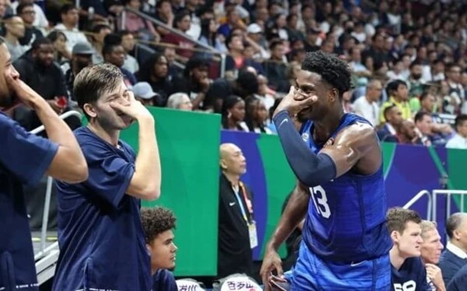 EUA atropela Grécia e se garante na segunda fase da Copa do Mundo