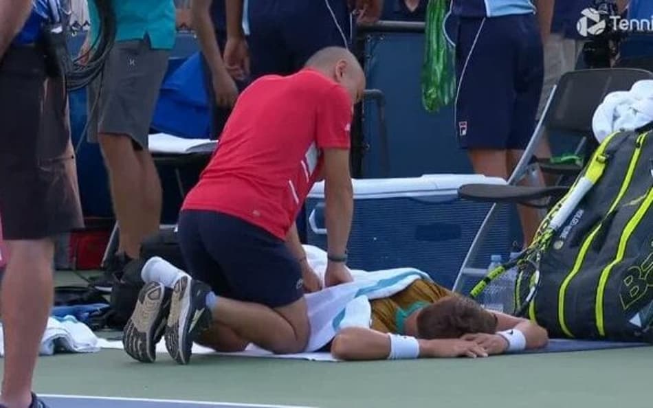 Rune abandona com lesão em Cincinnati e torce contra Tsitsipas