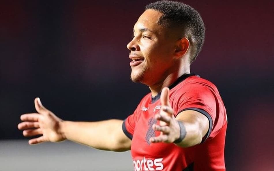 Diretor de futebol do Barcelona estranha ausência de Vitor Roque na lista de Diniz, afirma site