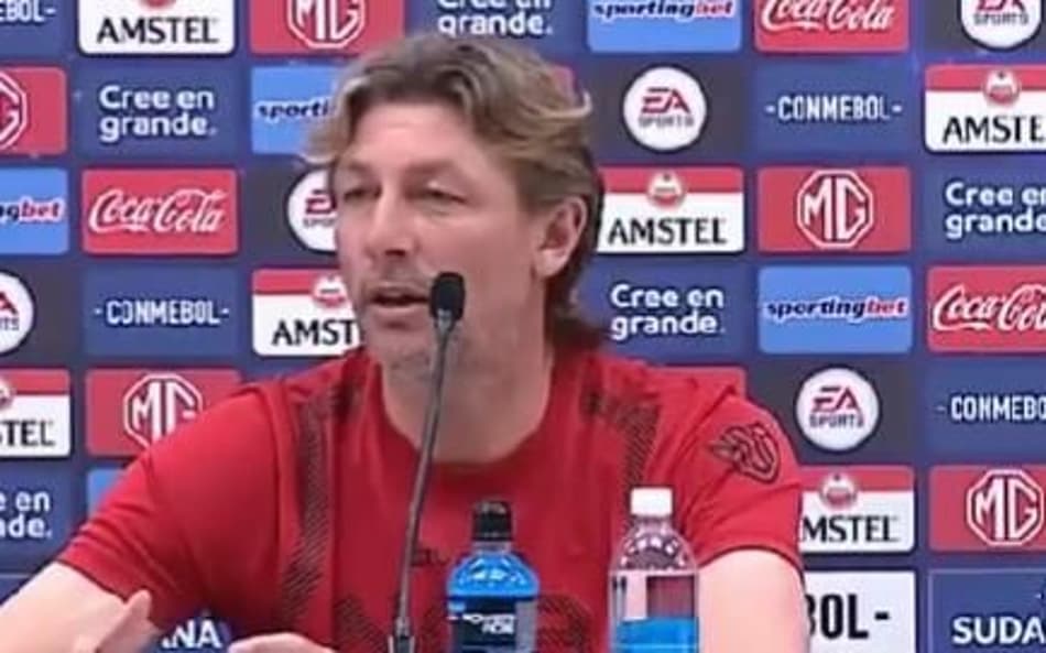 Técnico do Newell’s, Heinze discute em coletiva após derrota para o Corinthians