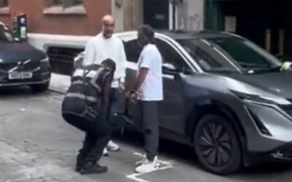 Vídeo: Guardiola é multado em Manchester e brinca com guarda de trânsito