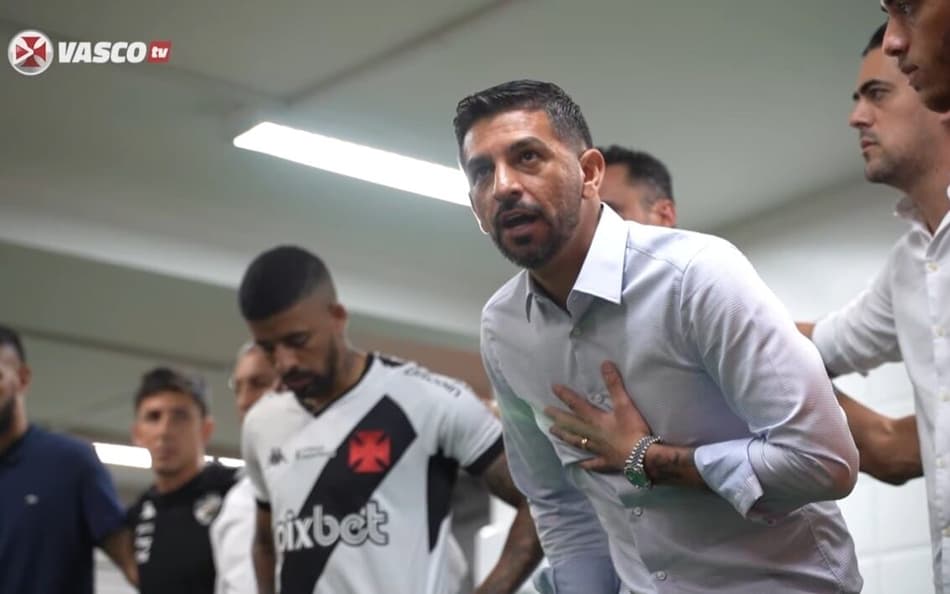 Vídeo: Emiliano Díaz faz discurso empolgante e inflama time do Vasco antes da vitória sobre o Grêmio