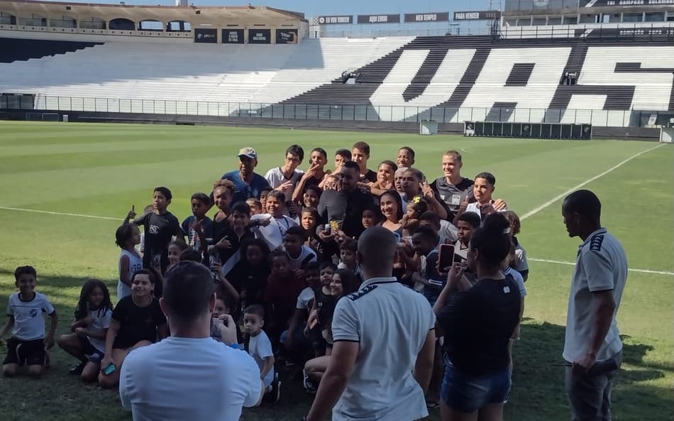 VÍDEO: Após apresentação, Payet é festejado por crianças da Barreira do Vasco em São Januário