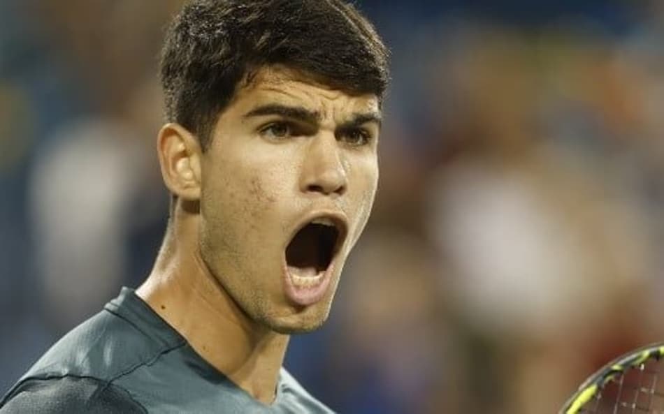 Alcaraz vira batalha contra australiano e vai à semi em Cincinnati