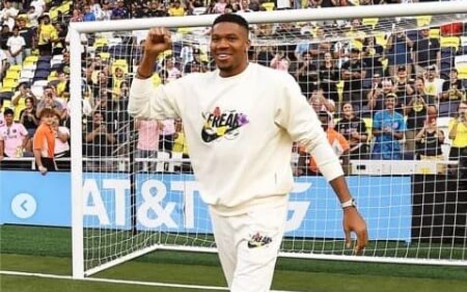 Antetokounmpo marca gol e faz comemoração de CR7 em jogo de time de Messi; assista