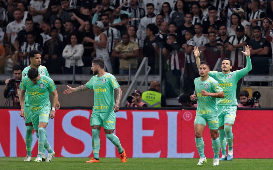 Veiga decide, e Palmeiras vence o Atlético-MG para abrir vantagem nas oitavas da Libertadores