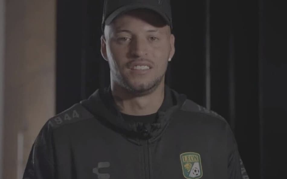 Em divertido vídeo, León anuncia a chegada de Nico López